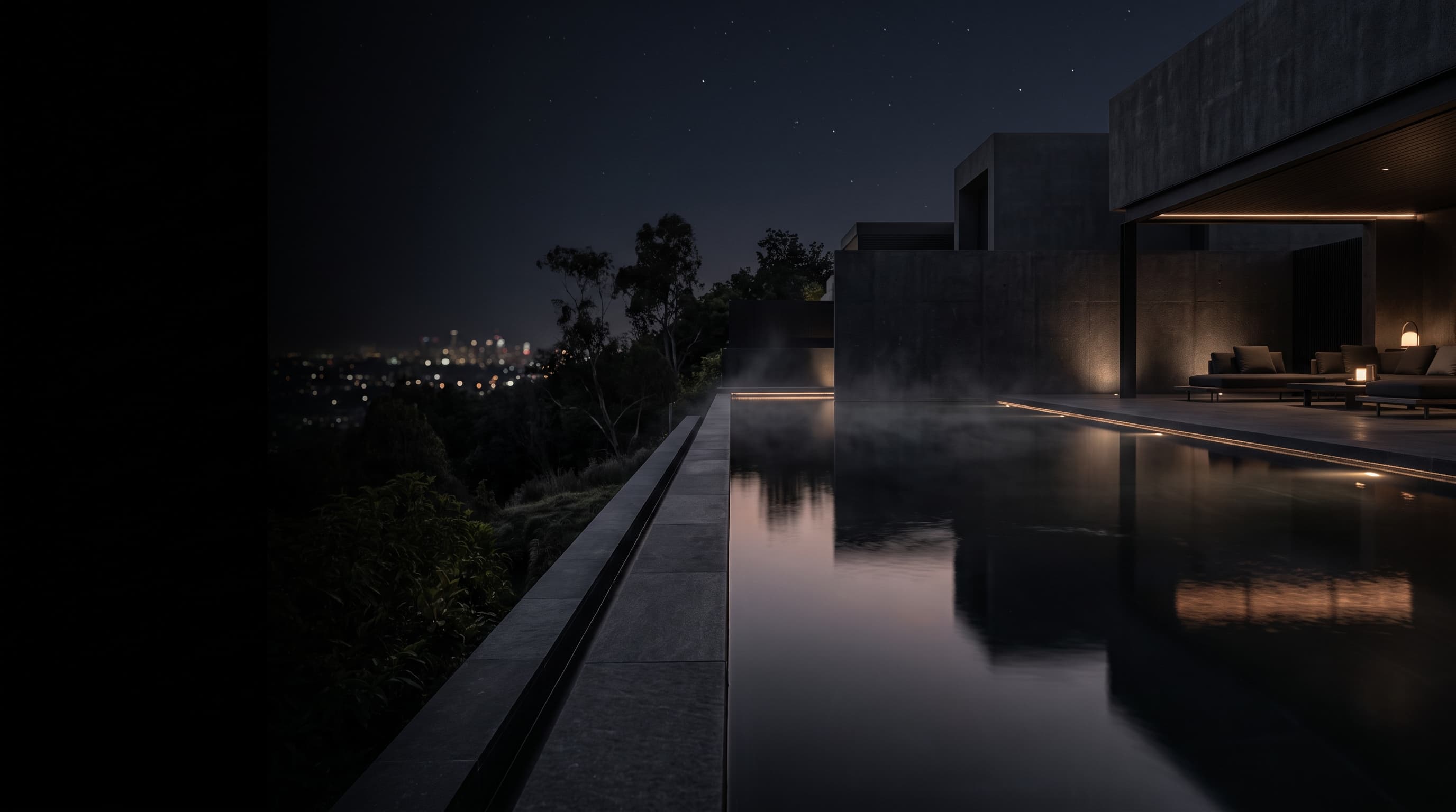 Piscine à débordement de nuit, eau sombre et reflets cuivre — réalisation Piscines Faber